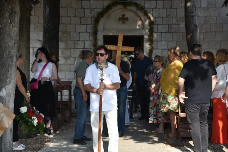 Posljednji ispraćaj Ivice Karabatića: Ava na rubu suza ispratila voljenog tatu