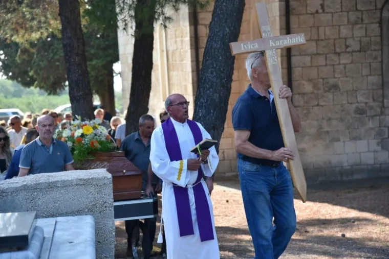 Posljednji ispraćaj Ivice Karabatića: Ava na rubu suza ispratila voljenog tatu