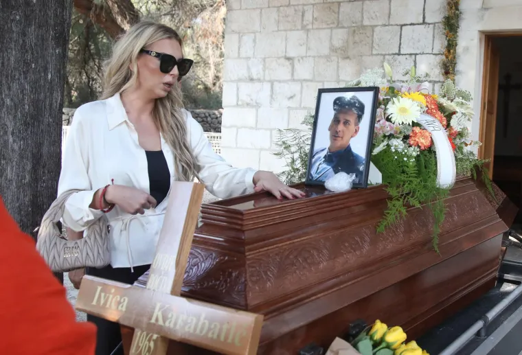 Posljednji ispraćaj Ivice Karabatića: Ava u suzama ispratila voljenog tatu