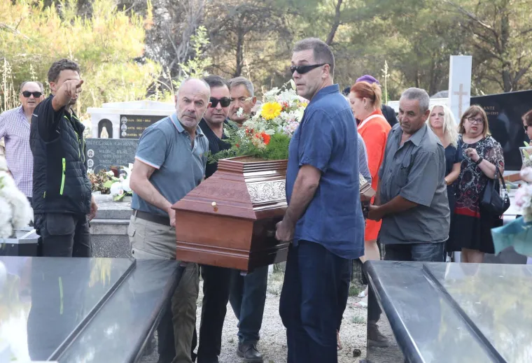 Posljednji ispraćaj Ivice Karabatića: Ava u suzama ispratila voljenog tatu