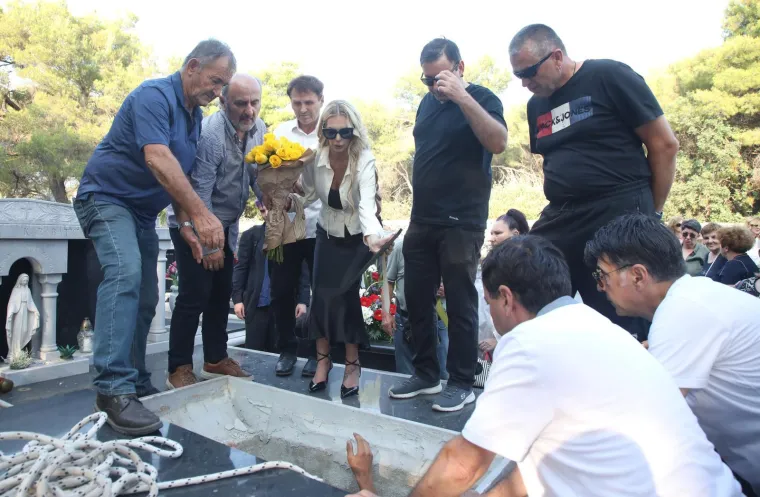 Posljednji ispraćaj Ivice Karabatića: Ava u suzama ispratila voljenog tatu