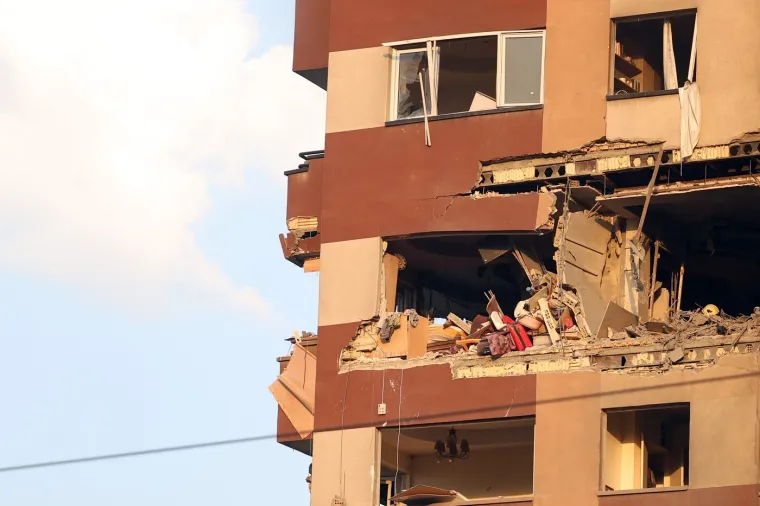 Prve fotografije užasa nakon izraelskog napada: Ljudi izbezumljeno stoje ispred ruševnih domova