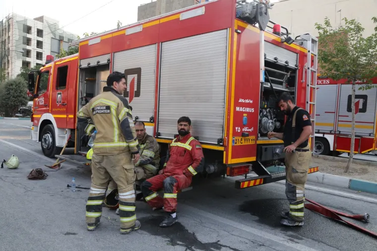 Prve fotografije užasa: Ljudi izbezumljeno stoje ispred ruševnih domova