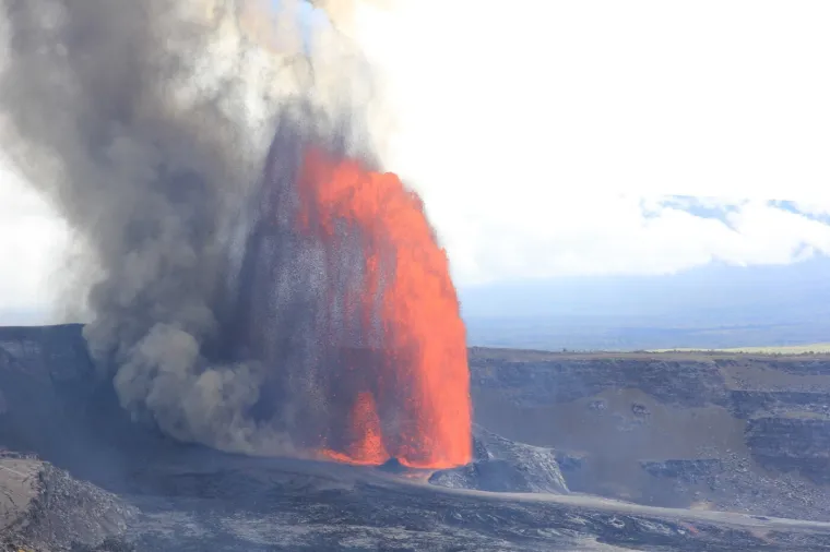 Pogledajte kako je izgledala erupcija vulkana Kilauea: Lava je šikljala 305 metara u zrak!