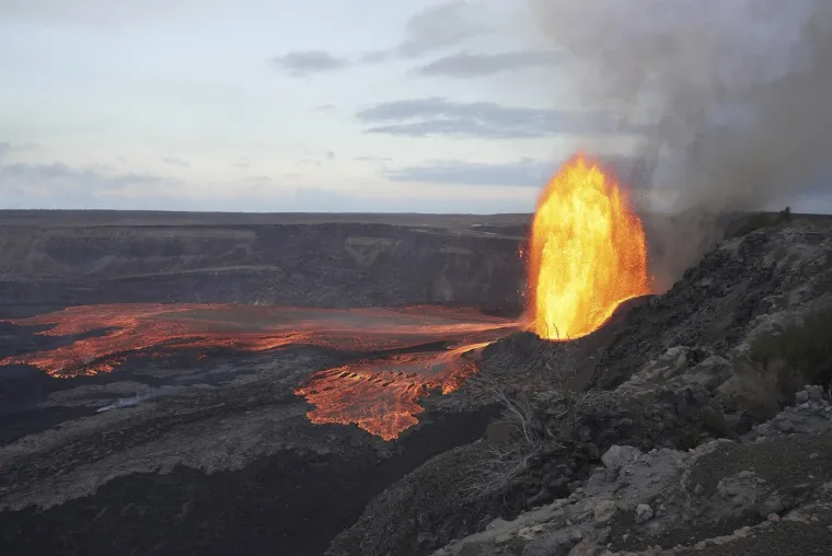 Pogledajte kako je izgledala erupcija vulkana Kilauea: Lava je šikljala 305 metara u zrak!