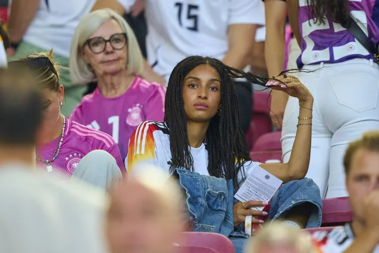 Njezin dečko potpisuje ugovor na 150 milijuna eura, ali ona je prava neočekivana zvijezda