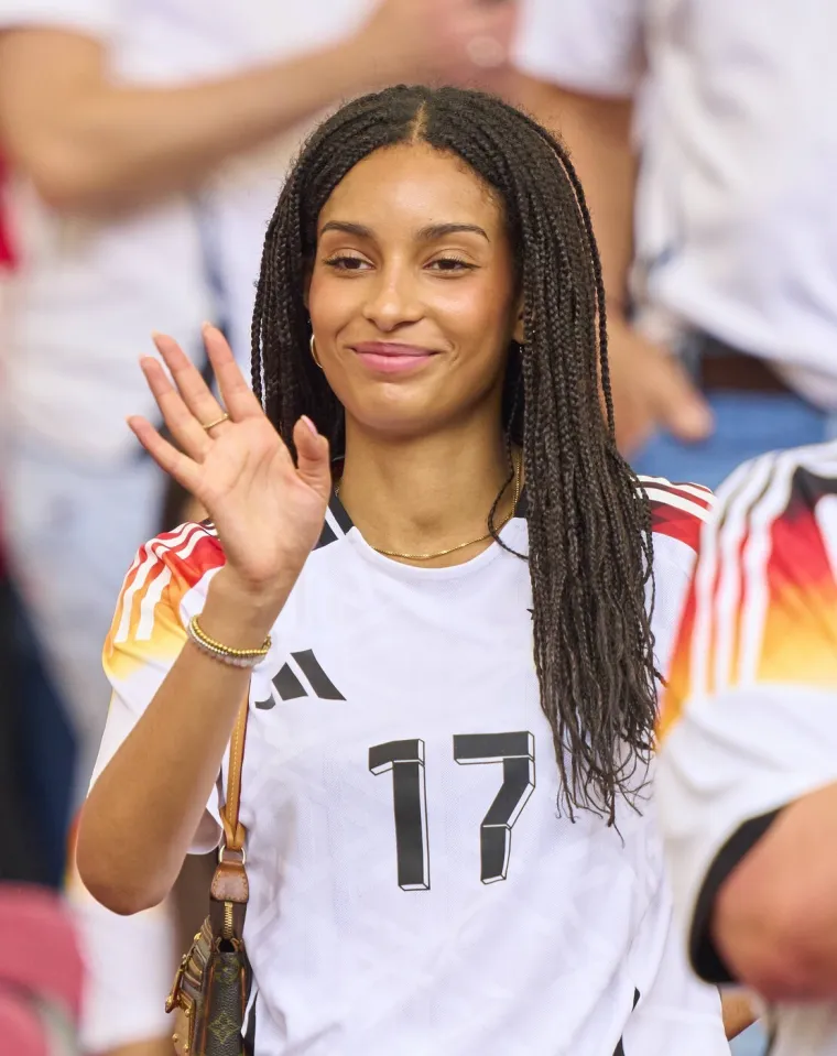 Njezin dečko potpisuje ugovor na 150 milijuna eura, ali ona je prava neočekivana zvijezda