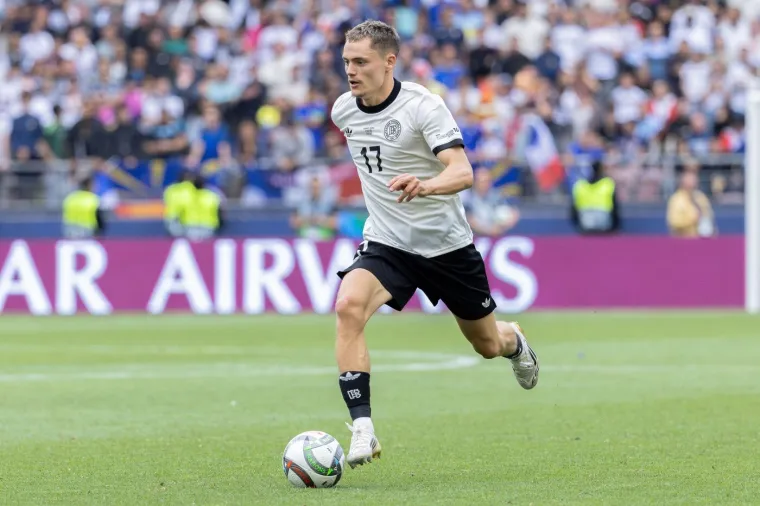 Njezin dečko potpisuje ugovor na 150 milijuna eura, ali ona je prava neočekivana zvijezda