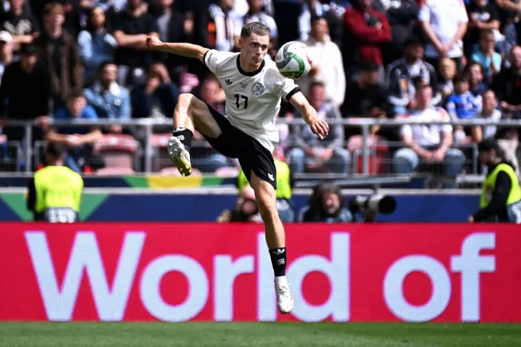 Njezin dečko potpisuje ugovor na 150 milijuna eura, ali ona je prava neočekivana zvijezda