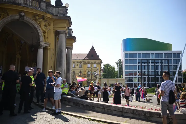 Najglasnija Povorka ponosa dosad! Zagreb nikad nije bio &scaron;areniji: 'Bez podjele na rozo i plavo'