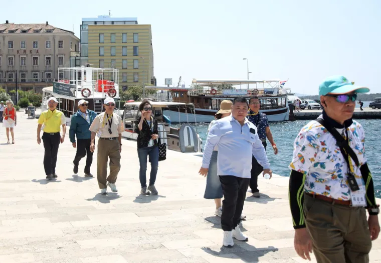 Turisti fotkaju, a djevojke u vrućim hlačicama se prošetavaju: Doslovno su zavladale Šibenikom