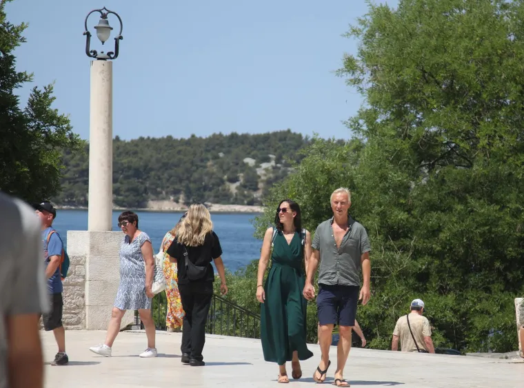 Turisti fotkaju, a djevojke u vrućim hlačicama se prošetavaju: Doslovno su zavladale Šibenikom