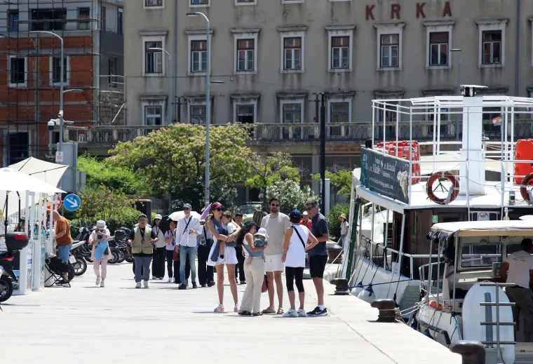 Turisti fotkaju, a djevojke u vrućim hlačicama se prošetavaju: Doslovno su zavladale Šibenikom