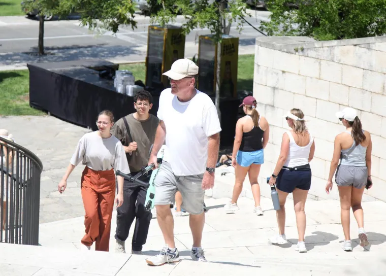 Turisti fotkaju, a djevojke u vrućim hlačicama se prošetavaju: Doslovno su zavladale Šibenikom