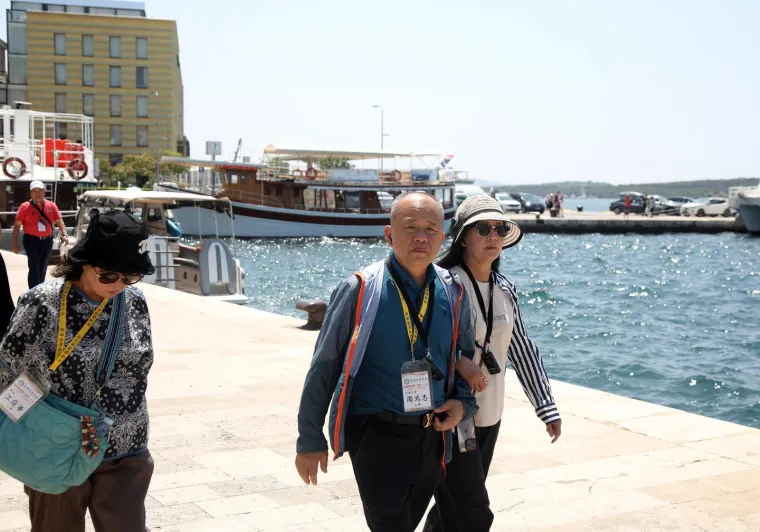Turisti fotkaju, a djevojke u vrućim hlačicama se prošetavaju: Doslovno su zavladale Šibenikom