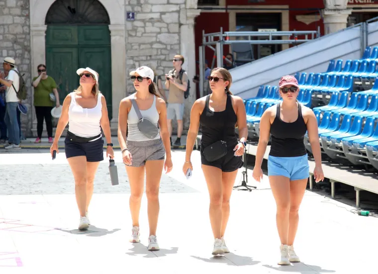 Turisti fotkaju, a djevojke u vrućim hlačicama se prošetavaju: Doslovno su zavladale Šibenikom