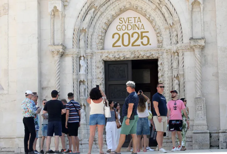 Turisti fotkaju, a djevojke u vrućim hlačicama se prošetavaju: Doslovno su zavladale Šibenikom
