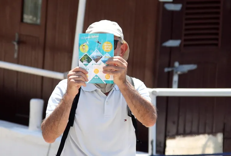 Turisti fotkaju, a djevojke u vrućim hlačicama se prošetavaju: Doslovno su zavladale Šibenikom
