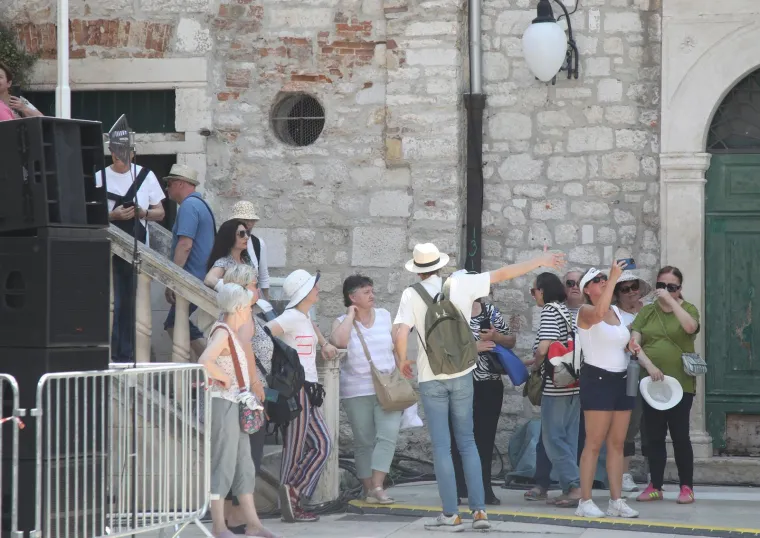 Turisti fotkaju, a djevojke u vrućim hlačicama se prošetavaju: Doslovno su zavladale Šibenikom