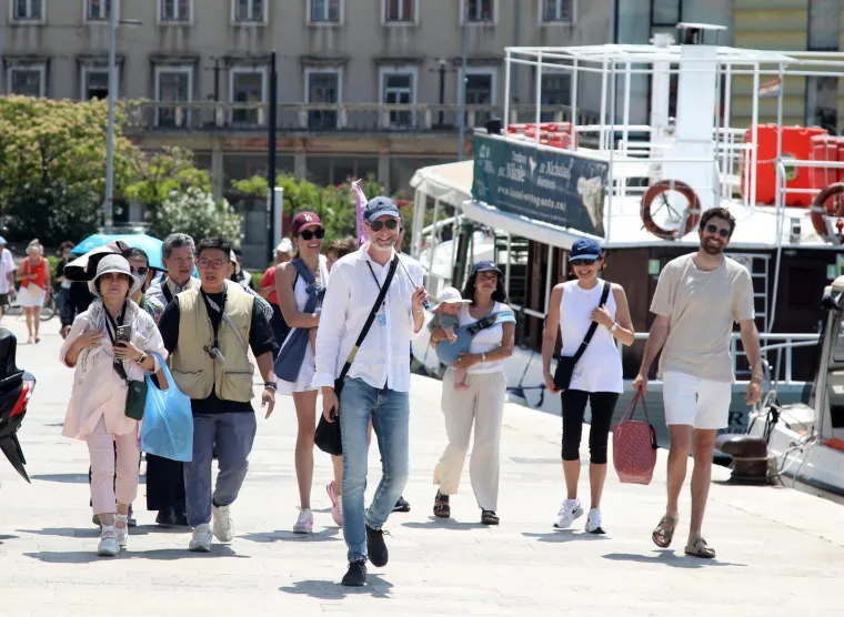 Turisti fotkaju, a djevojke u vrućim hlačicama se prošetavaju: Doslovno su zavladale Šibenikom