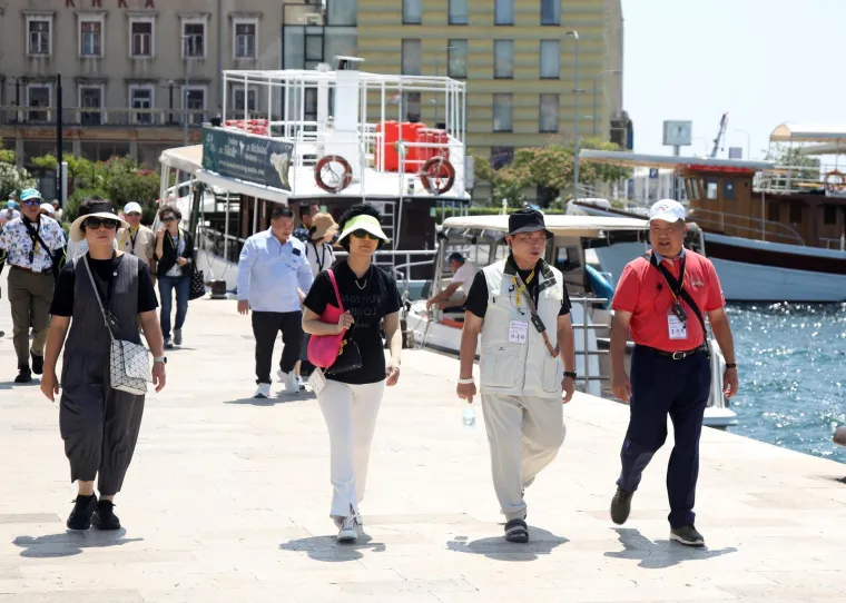 Turisti fotkaju, a djevojke u vrućim hlačicama se prošetavaju: Doslovno su zavladale Šibenikom
