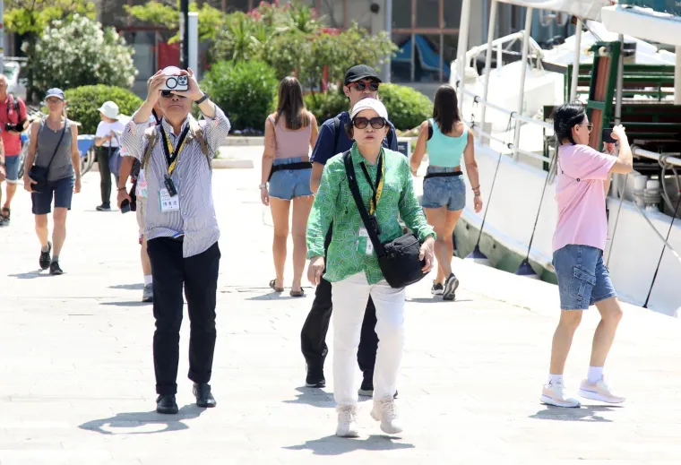 Turisti fotkaju, a djevojke u vrućim hlačicama se prošetavaju: Doslovno su zavladale Šibenikom