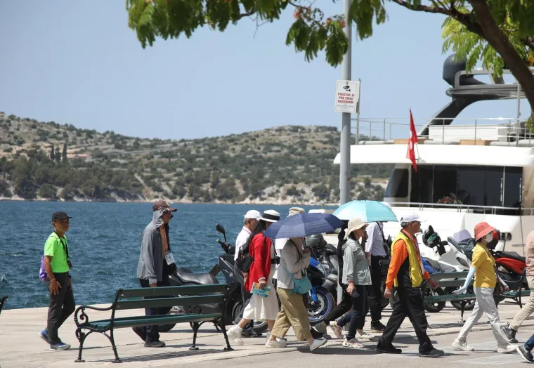 Turisti fotkaju, a djevojke u vrućim hlačicama se prošetavaju: Doslovno su zavladale Šibenikom