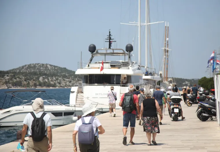 Turisti fotkaju, a djevojke u vrućim hlačicama se prošetavaju: Doslovno su zavladale Šibenikom