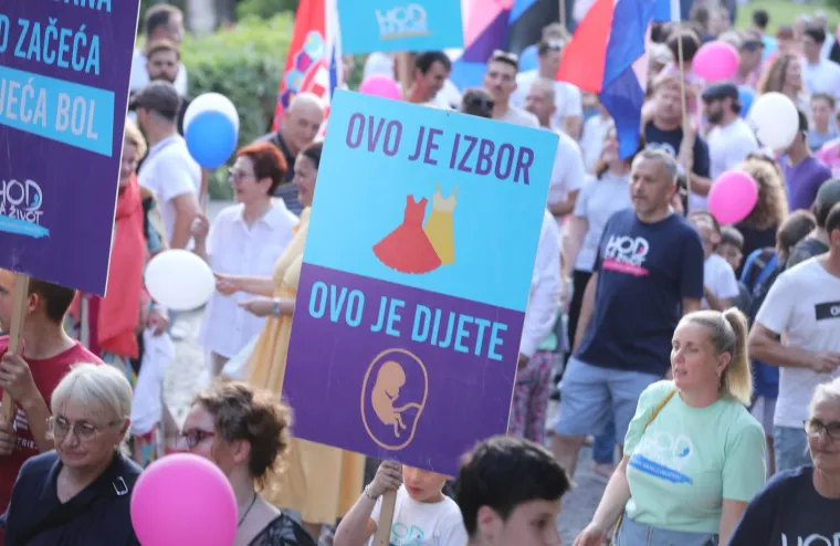 Dok su se u Zagrebu vijorile dugine boje, Splitom se hodalo za život: Pogledajte atmosferu