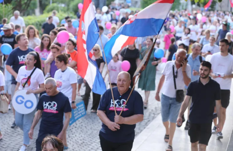 Dok su se u Zagrebu vijorile dugine boje, Splitom se hodalo za život: Pogledajte atmosferu