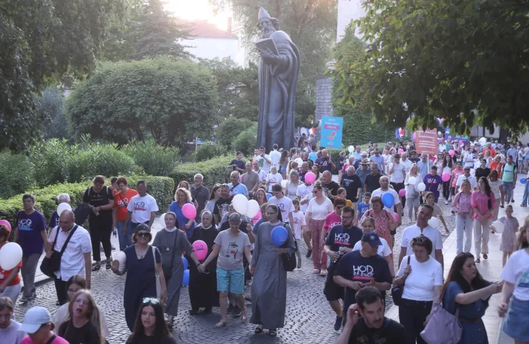 Dok su se u Zagrebu vijorile dugine boje, Splitom se hodalo za život: Pogledajte atmosferu