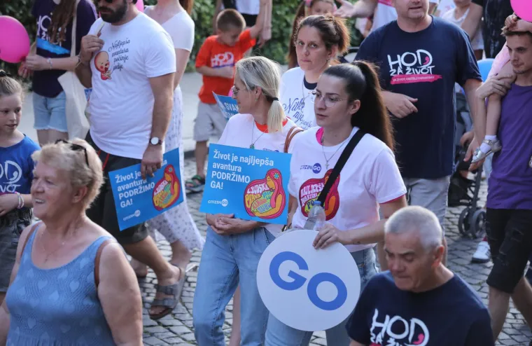 Dok su se u Zagrebu vijorile dugine boje, Splitom se hodalo za život: Pogledajte atmosferu