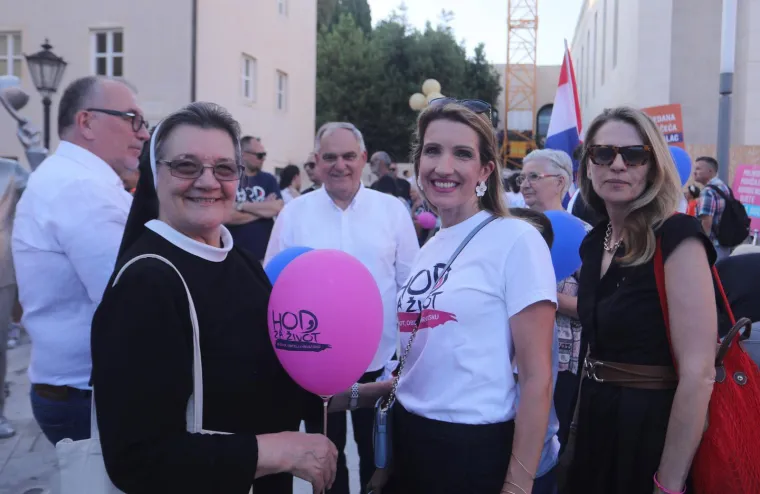Dok su se u Zagrebu vijorile dugine boje, Splitom se hodalo za život: Pogledajte atmosferu