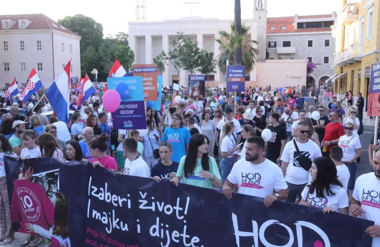 Dok su se u Zagrebu vijorile dugine boje, Splitom se hodalo za život: Pogledajte atmosferu