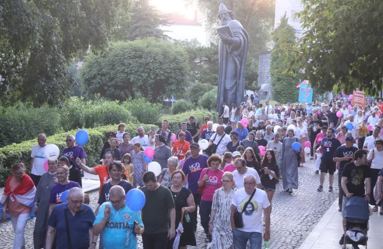 Dok su se u Zagrebu vijorile dugine boje, Splitom se hodalo za život: Pogledajte atmosferu