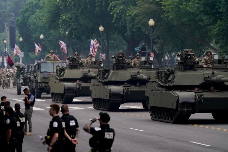 Zasjenjena valom nasilja i prosvjedima: Pogledajte kakvom paradom se Trump počastio za rođendan