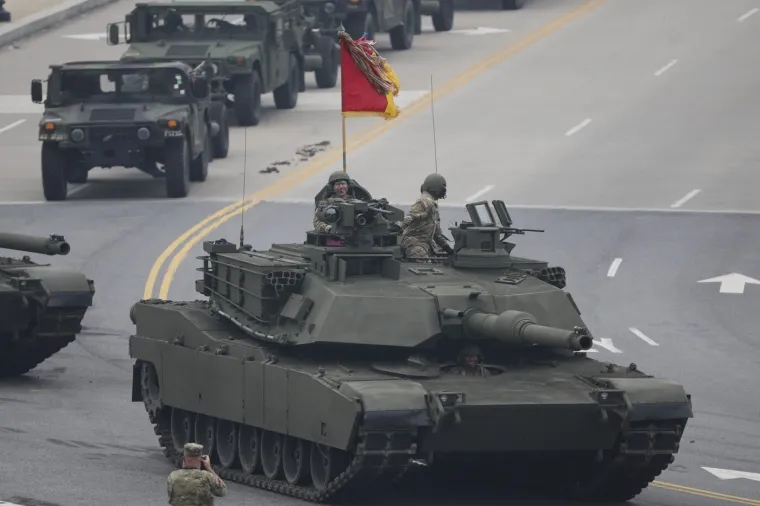 Zasjenjena valom nasilja i prosvjedima: Pogledajte kakvom paradom se Trump počastio za rođendan