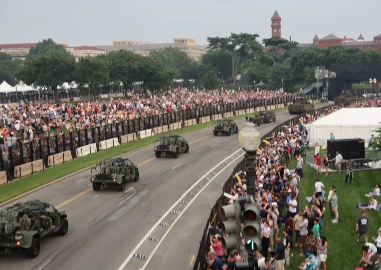 Zasjenjena valom nasilja i prosvjedima: Pogledajte kakvom paradom se Trump počastio za rođendan