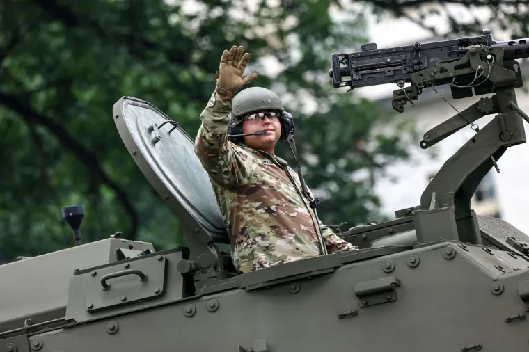 Zasjenjena valom nasilja i prosvjedima: Pogledajte kakvom paradom se Trump počastio za rođendan