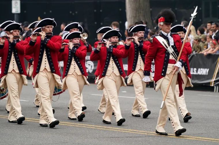 Zasjenjena valom nasilja i prosvjedima: Pogledajte kakvom paradom se Trump počastio za rođendan