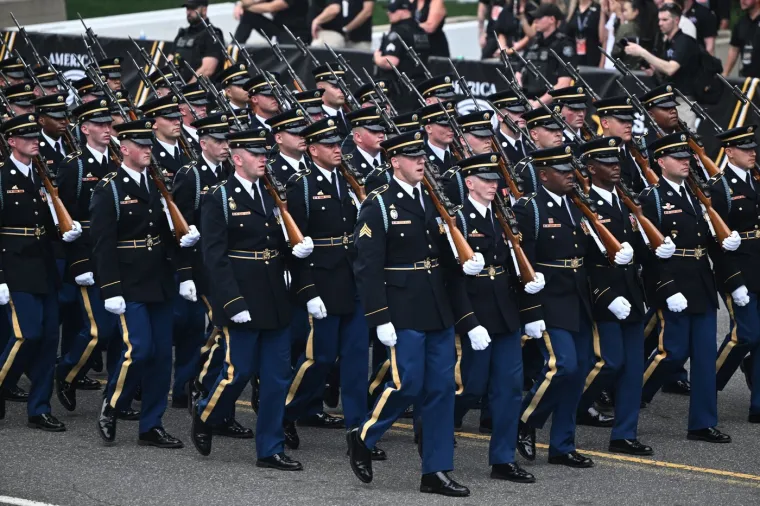 Zasjenjena valom nasilja i prosvjedima: Pogledajte kakvom paradom se Trump počastio za rođendan