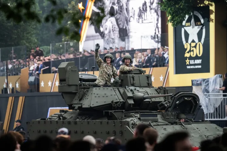 Zasjenjena valom nasilja i prosvjedima: Pogledajte kakvom paradom se Trump počastio za rođendan