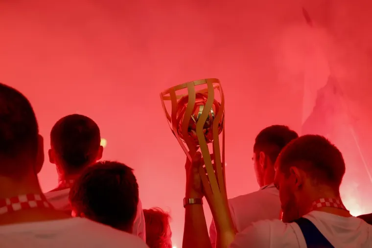 Ludnica u Zadru na dočeku prvaka: Gorio je Narodni trg, a nećete vjerovati gdje su se majstori popeli