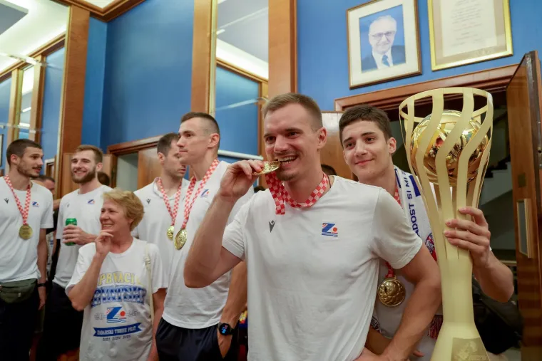 Ludnica u Zadru na dočeku prvaka: Gorio je Narodni trg, a nećete vjerovati gdje su se majstori popeli