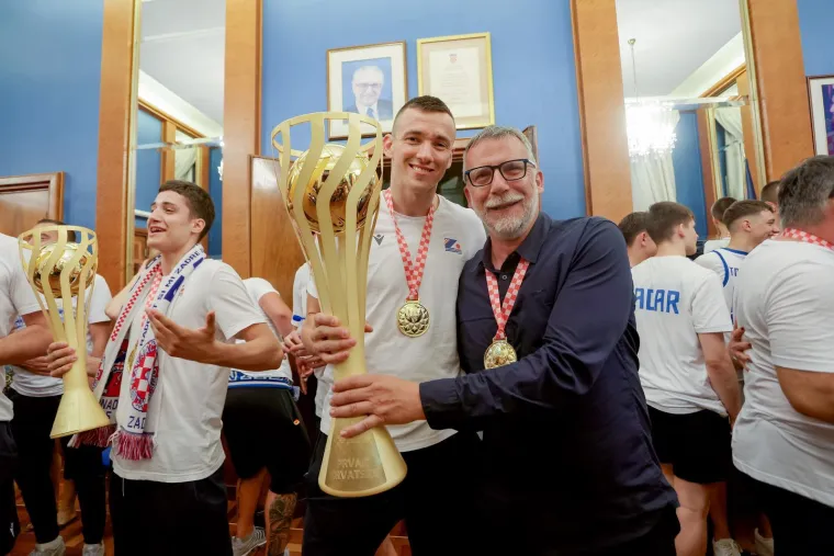 Ludnica u Zadru na dočeku prvaka: Gorio je Narodni trg, a nećete vjerovati gdje su se majstori popeli