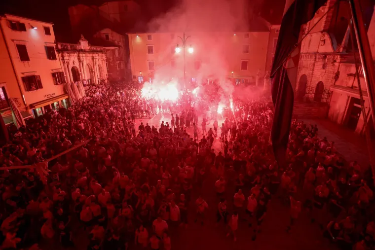 Ludnica u Zadru na dočeku prvaka: Gorio je Narodni trg, a nećete vjerovati gdje su se majstori popeli