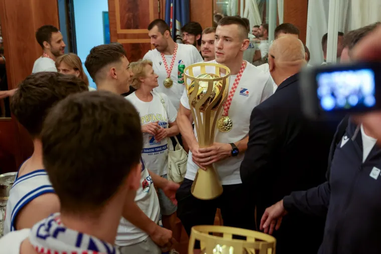 Ludnica u Zadru na dočeku prvaka: Gorio je Narodni trg, a nećete vjerovati gdje su se majstori popeli