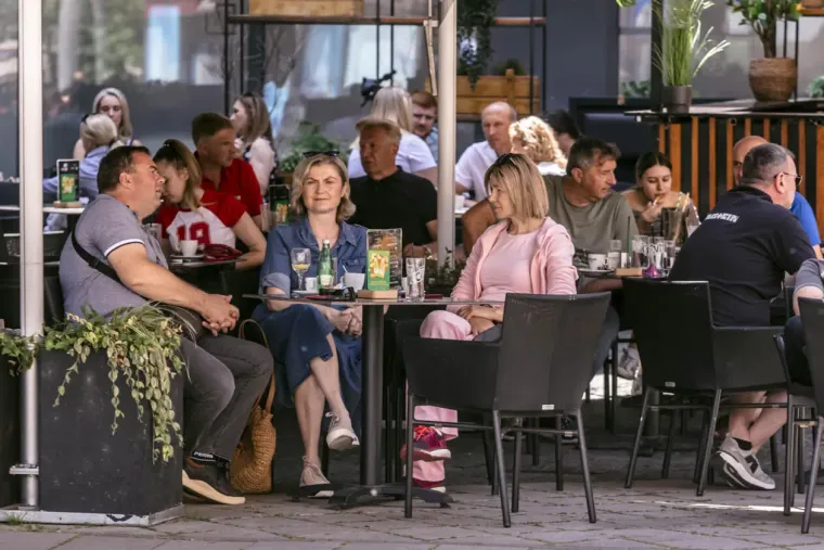 Kavica, kupanac, &scaron;etnjice! Osječka &scaron;pica prava je uživancija: Pogledajte kako gu&scaron;taju u gradu na Dravi