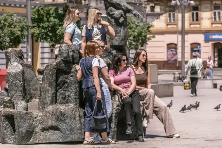 Kavica, kupanac, &scaron;etnjice! Osječka &scaron;pica prava je uživancija: Pogledajte kako gu&scaron;taju u gradu na Dravi