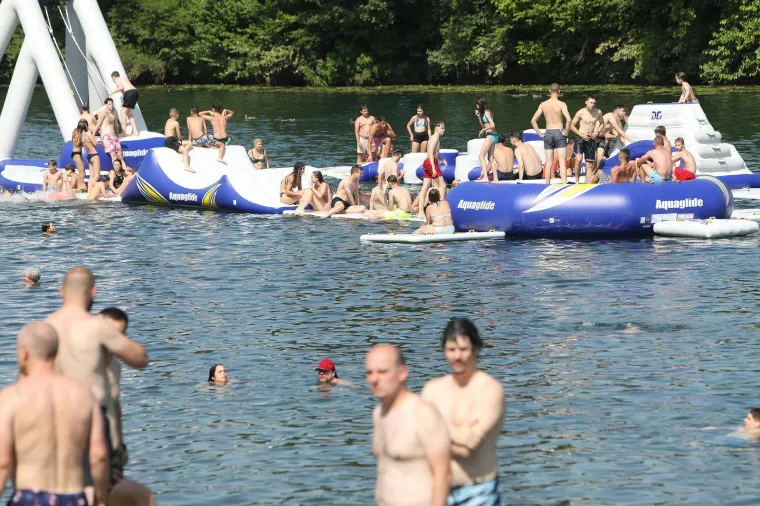 Djevojke su izvadile kupaće kostime, a najmlađi lopte i kantice: Evo kakva atmosfera je zavladala na Foginovom kupalištu